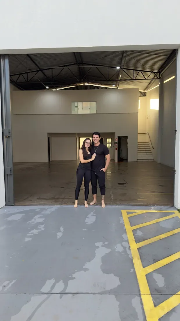 Eu e minha esposa no primeiro galpão